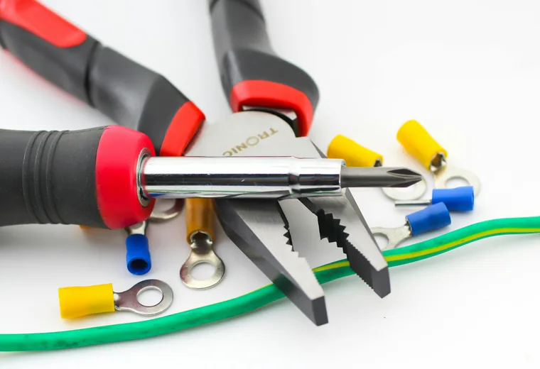 Automatic self-adjusting wire stripper for multiple AWG sizes